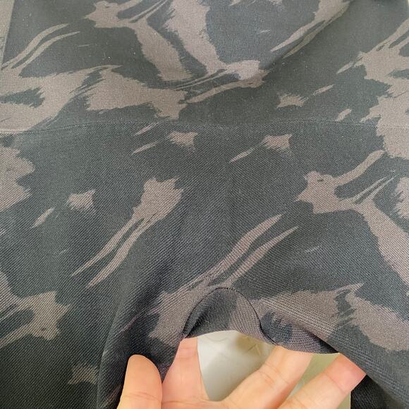 SPANX Black Camo Look At Me Now Seamless Leggings Large - Picture 4 of 9